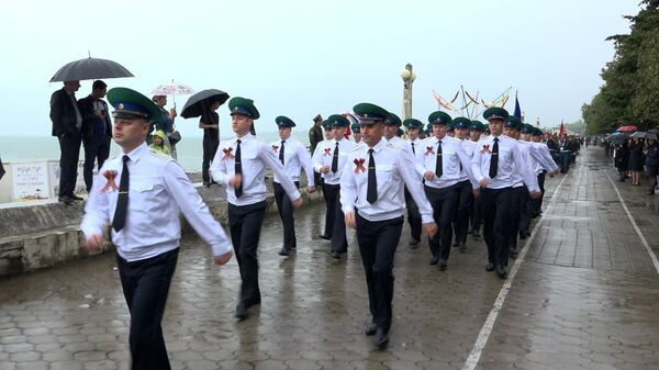 Бессмертный полк и парад под дождем: как в Абхазии отметили День Победы - Sputnik Абхазия