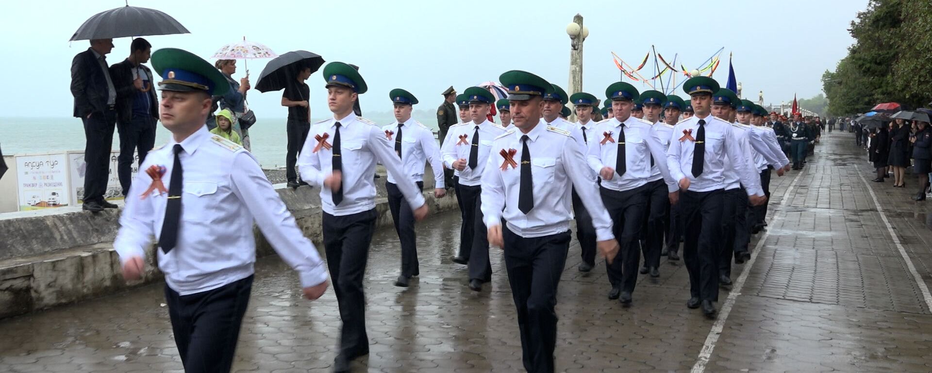 Бессмертный полк и парад под дождем: как в Абхазии отметили День Победы - Sputnik Абхазия, 1920, 09.05.2021