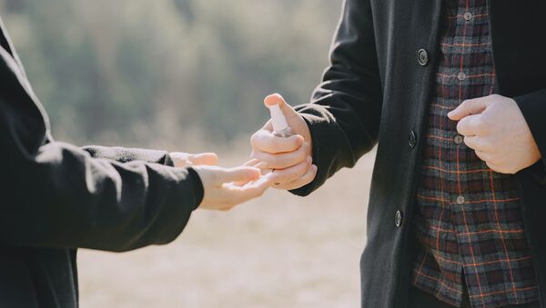 Обработка рук антисептиком  - Sputnik Абхазия