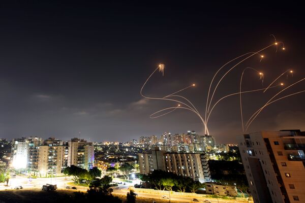Израильская противоракетная система Железный купол перехватывает ракеты, запущенные из сектора Газа в направлении Израиля - Sputnik Абхазия