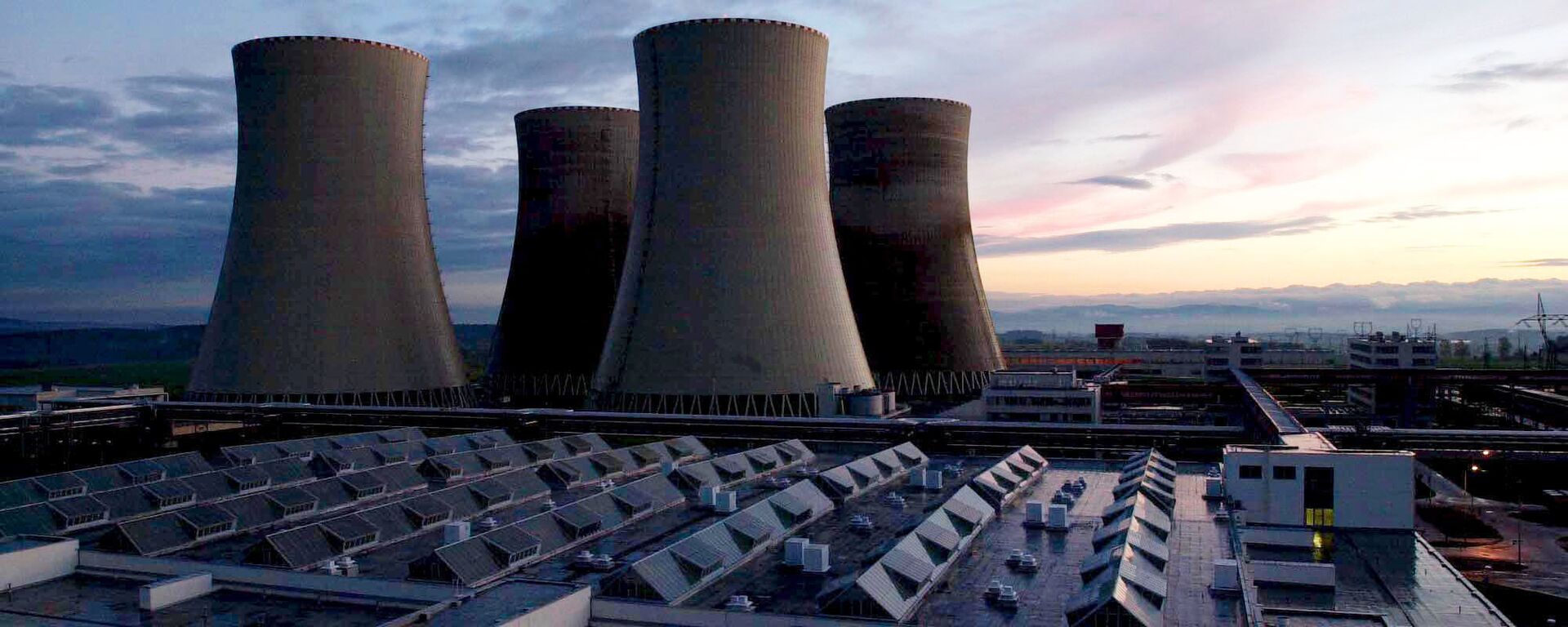 Чешская атомная электростанция Темелин на снимке ближе к вечеру во вторник, 10 октября 2000 года. Ожидается, что первая управляемая реакция деления состоится в среду утром. - Sputnik Аҧсны, 1920, 06.08.2022