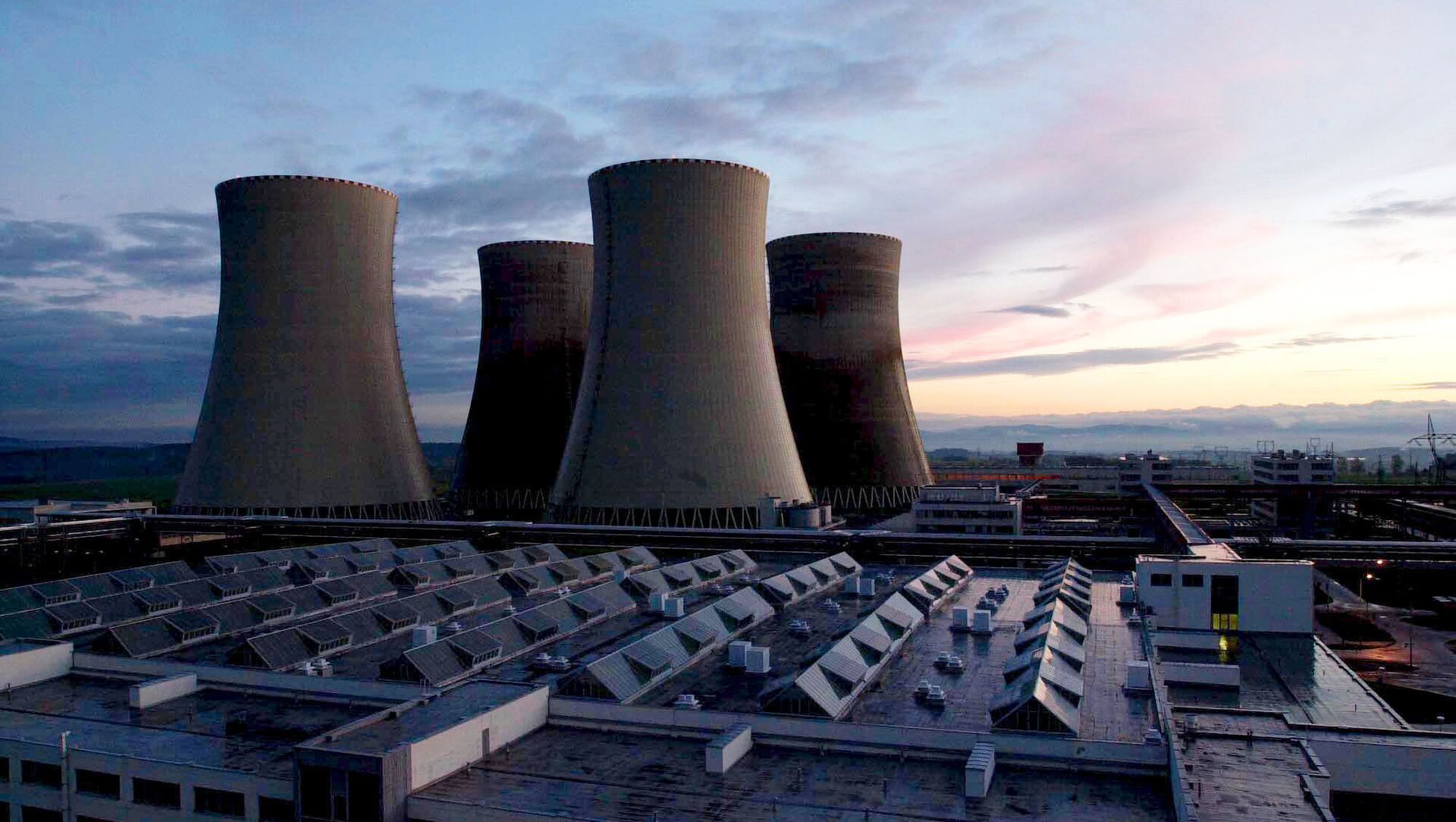 Чешская атомная электростанция Темелин на снимке ближе к вечеру во вторник, 10 октября 2000 года. Ожидается, что первая управляемая реакция деления состоится в среду утром. - Sputnik Абхазия, 1920, 12.05.2021