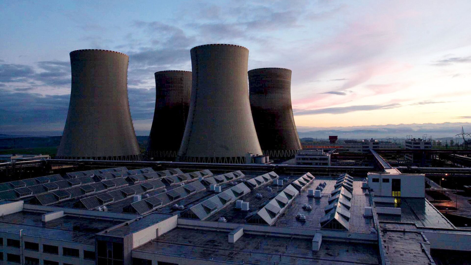 Чешская атомная электростанция Темелин на снимке ближе к вечеру во вторник, 10 октября 2000 года. Ожидается, что первая управляемая реакция деления состоится в среду утром. - Sputnik Аҧсны, 1920, 06.08.2022