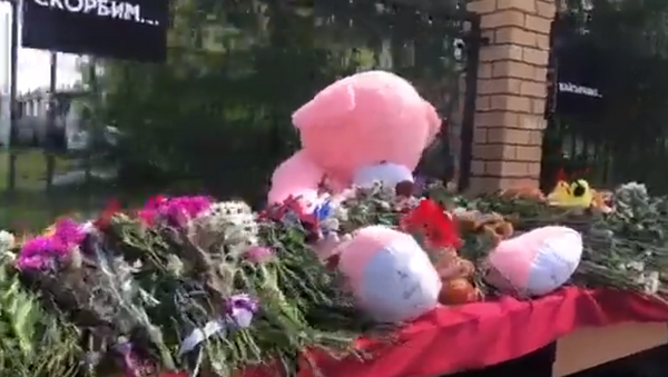 Жители Казани третий день несут цветы к 175-й гимназии - Sputnik Абхазия