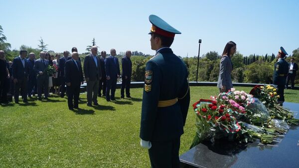  Президент Аслан Бжания возложил цветы к могиле Владислава Ардзинба - Sputnik Аҧсны