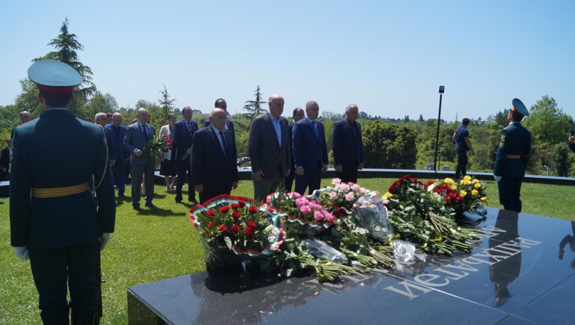  Президент Аслан Бжания возложил цветы к могиле Владислава Ардзинба - Sputnik Абхазия, 1920, 14.05.2021