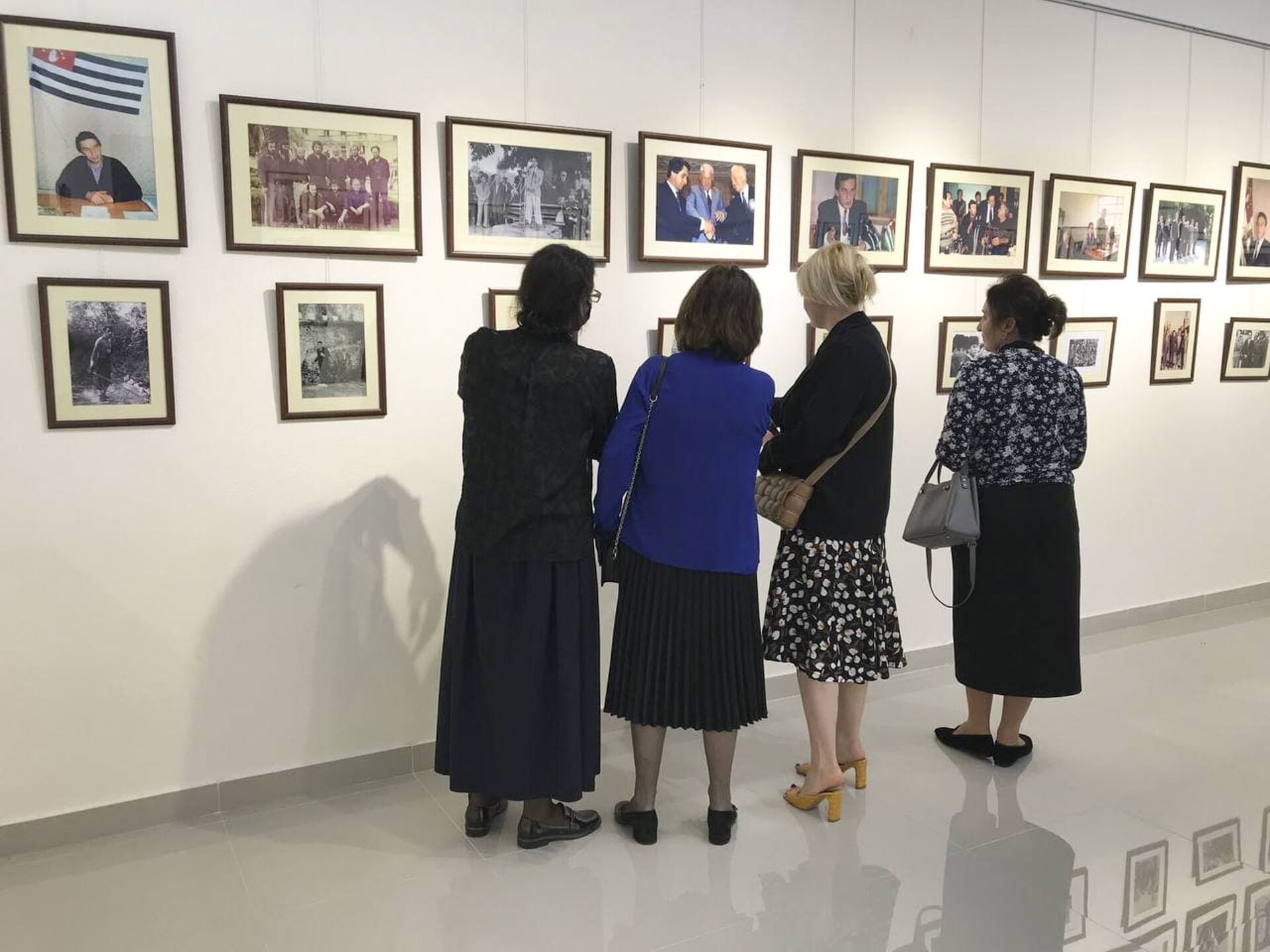 Выставка фотографий в память о Владиславе Ардзинба открылась в Гудауте - Sputnik Абхазия, 1920, 14.05.2021