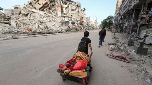 Палестинцы покидают свой дом во время израильских воздушных и артиллерийских ударов в секторе Газа - Sputnik Абхазия