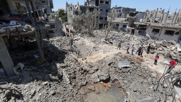 Палестинцы собираются на месте разрушенных домов после израильских авиационных и артиллерийских ударов в секторе Газа - Sputnik Абхазия