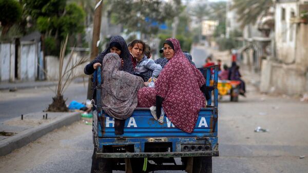 Палестинцы на авто-рикше покидают свои дома во время израильских воздушных и артиллерийских ударов - Sputnik Абхазия