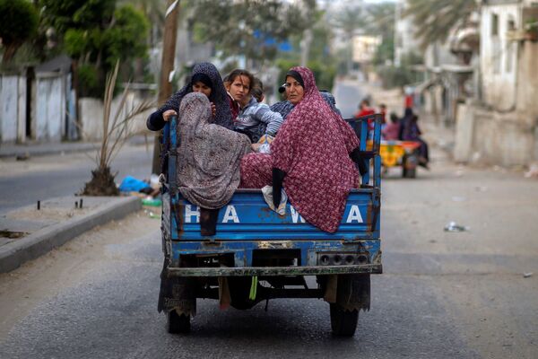 Палестинцы на авто-рикше покидают свои дома во время израильских воздушных и артиллерийских ударов. - Sputnik Абхазия