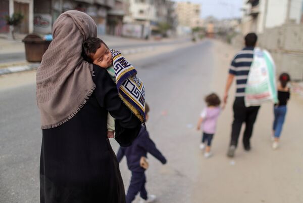  Палестинцы покидают свои дома в ходе обострения палестино-израильского конфликта. - Sputnik Абхазия