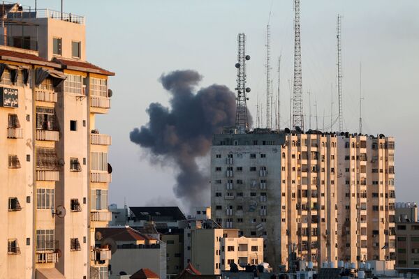 Дым от израильского авиаудара по Газе. - Sputnik Абхазия