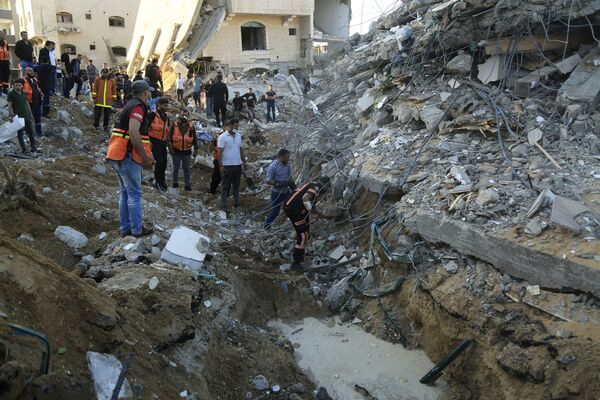 Парамедики обследуют дом на севере Сектора Газа, разрушенный в результате израильского авиаудара. - Sputnik Абхазия