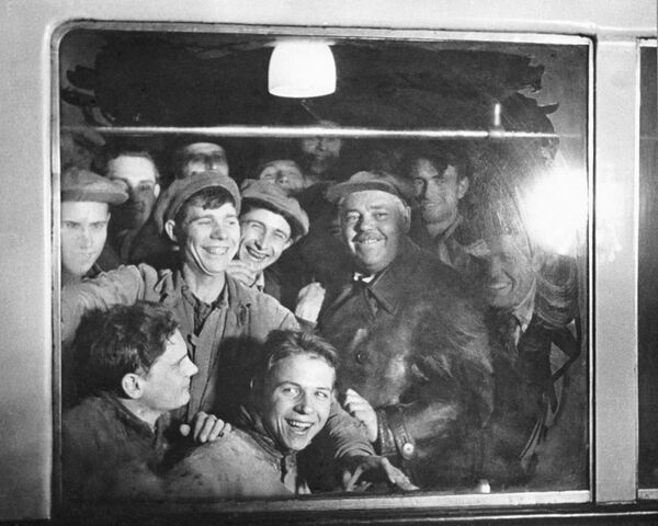 Строители в вагоне первого электропоезда Московского метрополитена, 1935 год - Sputnik Абхазия