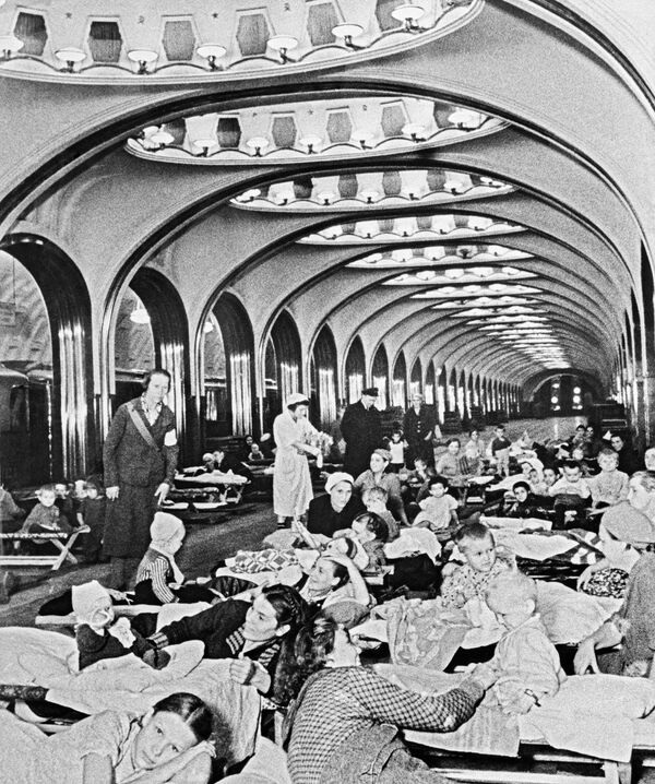 Бомбоубежище на станции метро Маяковская, 1941 год - Sputnik Абхазия