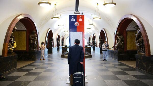 Пассажиры на станции Площадь Революции московского метрополитена, 2021 год - Sputnik Абхазия