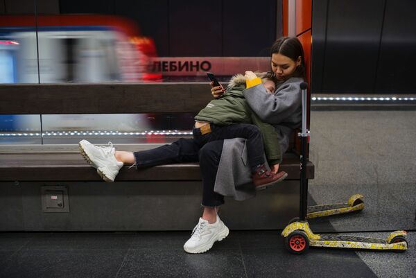 Девушка с ребенком на станции Жулебино Московского метрополитена, 2019 год - Sputnik Абхазия