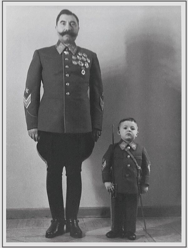 Маршал Советского Союза, трижды Герой Советского Союза Буденный Семен Михайлович с сыном Сергеем, фото 1940-х годов - Sputnik Абхазия