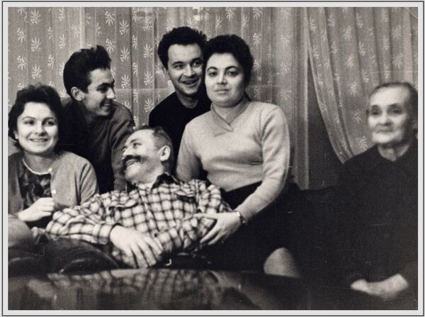 Генерал армии Штеменко Сергей Матвеевич в кругу семьи в 1962 году в Москве - Sputnik Абхазия