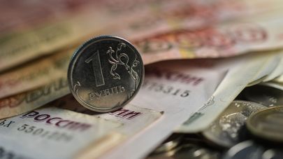 Денежные купюры и монеты.