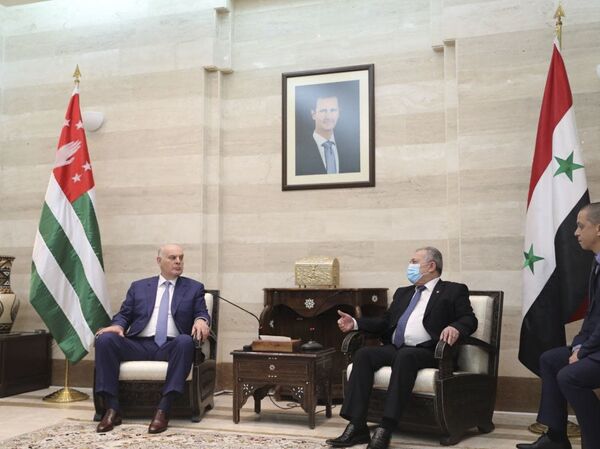 Встреча Президента Республики Абхазия Аслана Бжания с Премьер-министром Сирийской Арабской Республики Хусейном Арнус  Встреча Президента Республики Абхазия Аслана Бжания с Премьер-министром Сирийской Арабской Республики Хусейном Арнус - Sputnik Абхазия