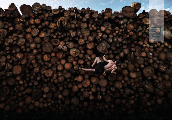 Снимок Log Pile Bouldering австралийского фотографа Adam Pretty, ставший третьим в категории Single Sports конкурса Istanbul Photo Awards 2021 - Sputnik Абхазия