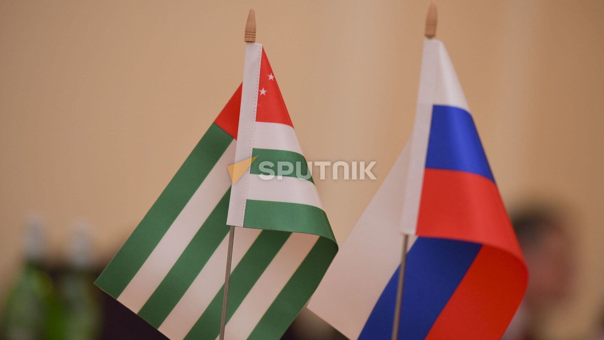 Флаг Абхазии и России  - Sputnik Аҧсны, 1920, 04.08.2023
