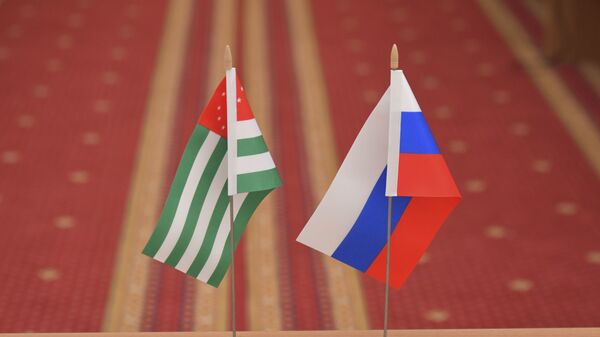 Флаг Абхазии и России  - Sputnik Абхазия