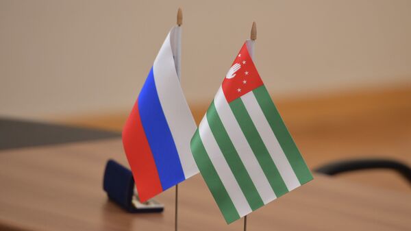 Флаг Абхазии и России  - Sputnik Абхазия