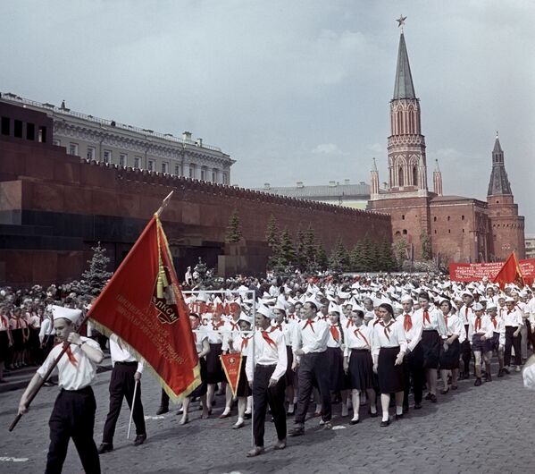 Парад на Красной площади в Москве, посвященный празднованию 41-летия Всесоюзной пионерской организации имени В.И.Ленина - Sputnik Абхазия