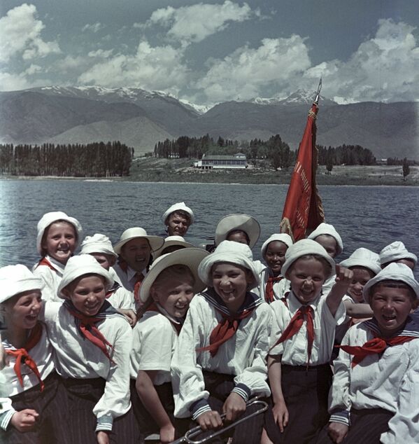  Дети, отдыхающие в санатории Чолпон-Ата, расположенном на берегу озера Иссык-Куль - Sputnik Абхазия