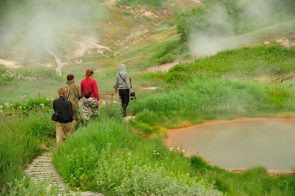 Туристы проходят около Утиных озер в Долине Гейзеров в Кроноцком государственном природном биосферномй заповеднике на Камчатке. - Sputnik Абхазия