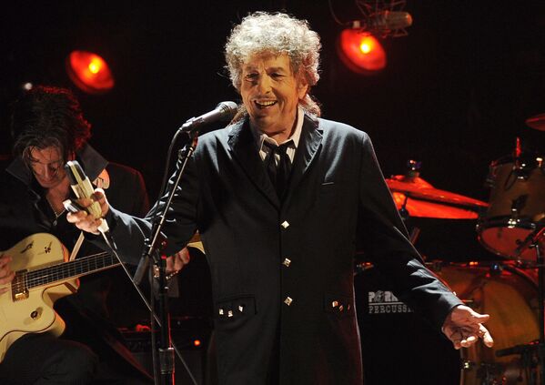 По данным опроса журнала Rolling Stone Боб Дилан находится а втором месте по значимости в истории музык после группы The Beatles. - Sputnik Абхазия