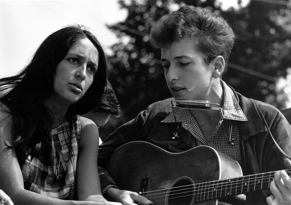 Многие его песни стали гимнами своей эпохи. На фото Дилан с  американской певицей Джоан Баэз во время акции Марша на Вашингтон за рабочие места и свободу - Sputnik Абхазия