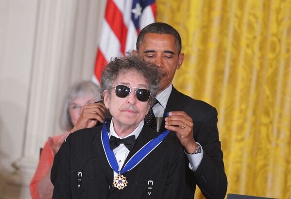 В 2012 году президент США Барак Обама вручил певцу высшую награду США – медаль Свободы - Sputnik Абхазия