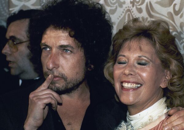 В 1961 году Боб Дилан переехал в Нью-Йорк, а уже в 1962 году выпустил свою первую пластинку. На фото Дилан с певицей Диной Шор в Нью-Йорке. - Sputnik Абхазия
