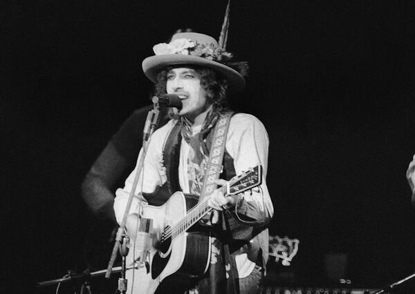 Известным Дилан стал благодаря своему второму альбому The Freewhelin` Bob Dylan, в которой отражалась протестная тематика - Sputnik Абхазия