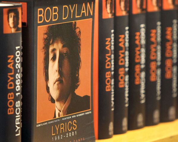 Проявил Дилан себя и как писатель. Он неоднократно был номинирован на Нобелевскую премию по литературе. В 2016 году  Нобелевский комитет объявил, что Дилан стал лауреатом награды «за создание новых поэтических выражений в великой американской песенной традиции» - Sputnik Абхазия