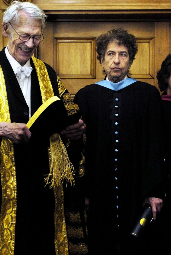 Легенда рока Боб Дилан (справа) получает почетную степень доктора музыки от сэра Кеннета Дувра, ректора университета Сент-Эндрюс - Sputnik Абхазия