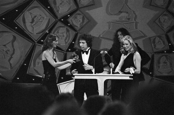 Боб Дилан получает премию Грэмми за свою песню Gotta Serve Somebody в Лос-Анджелесе - Sputnik Абхазия