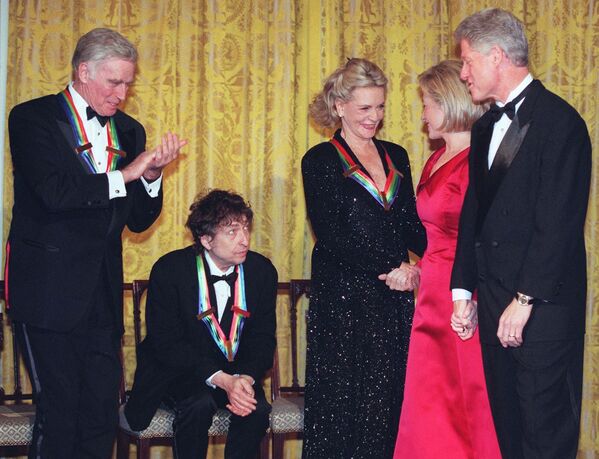 Президент США Билл Клинтон (справа) и его жена Хиллари (2 справа) поздравляют заслуженную актрису Лорен Беколл, актера Чарлтона Хестона (слева) и певца Боба Дилана (2 слева) в Белом доме, Вашингтон - Sputnik Абхазия