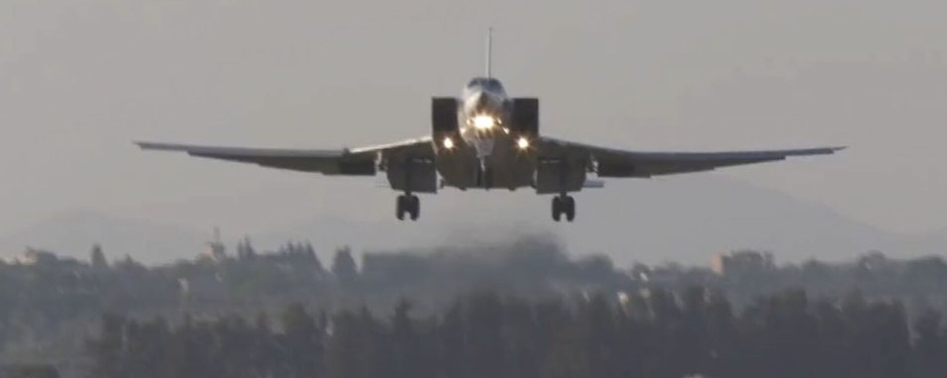 Дальние бомбардировщики Ту-22 впервые приземлились на авиабазе Хмеймим в Сирии - Sputnik Абхазия, 1920, 27.05.2021