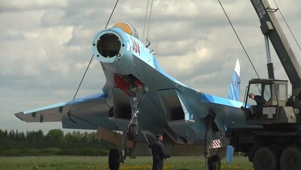 300 км по спецмаршруту: вертолёт Ми-26 доставил истребитель Су-27 на место вечной стоянки - Sputnik Абхазия