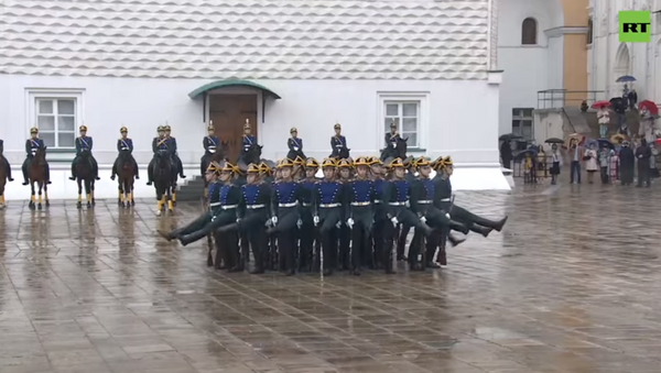 Президентский полк открыл новый сезон конного и пешего караулов в Кремле — видео - Sputnik Абхазия