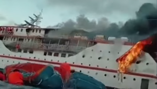 Пассажиры прыгают с горящего парома - Sputnik Абхазия