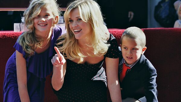 Обладательница премии Оскар Риз Уизерспун со своими детьми Авой (слева) и Диконом в Лос-Анджелесе - Sputnik Абхазия