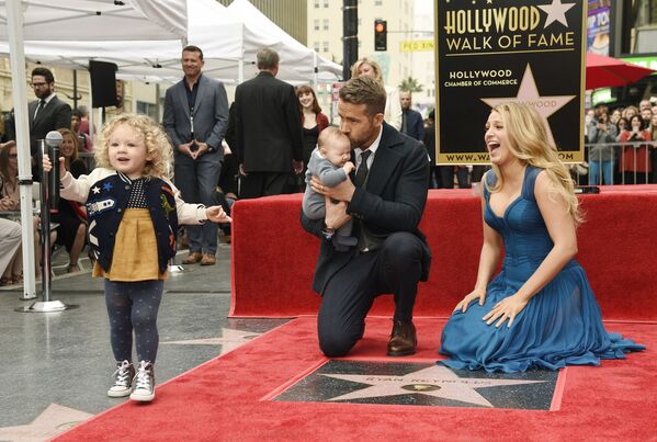 Актер Райан Рейнольдс с супругой Блейк Лайвли и детьми на Голливудской аллее славы  - Sputnik Абхазия