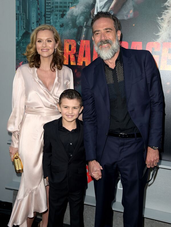  Актер Джеффри Дин Морган и его жена Хилари Бертон с их сыном прибывают на премьеру фильма Warner Bros в Лос-Анджелесе - Sputnik Абхазия