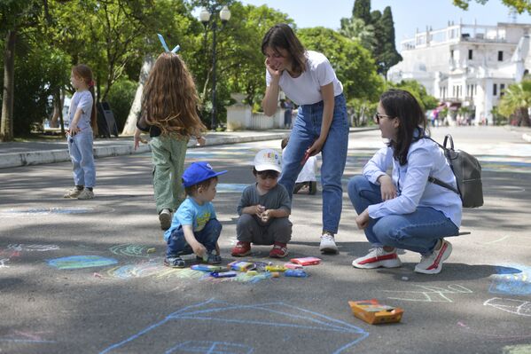 На набережной Махаджиров традиционно провели конкурс рисунков на асфальте. Дети разукрасили набережную в разноцветные краски - Sputnik Абхазия